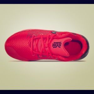 BIG KIDS NIKE KYRIE FLYTRAP II BASKETBALL SHOES